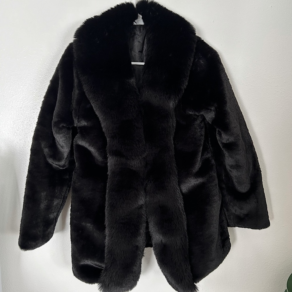 Mob wife aesthetic black faux fur jacket 🖤✨